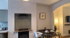Business Friendly 2BR House Sleeps 5, Wi-Fi, Workspace & Free Parking - Image 3