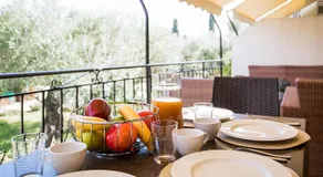 Olive Grove Poolside Apartments - Image 3