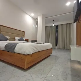 HOTEL MAPLE TREE - Image 1