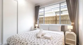 Modern 4-Bedroom Home in Pallara - Free Parking Close to Brisbane - Image 2