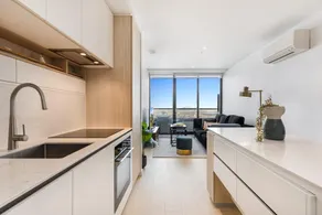 Chic 1-bed With City Views, Parking, Gym & Pool - Image 3