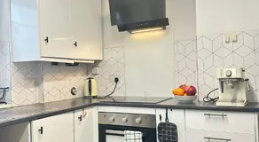 Aldershot Spacious 3-Bedroom House with Fast Wi-Fi & Free Parking - Image 3