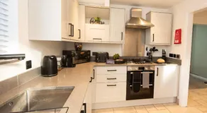 Stylish 4 Bed House, Free Parking, Close to M4 Newport - Image 5