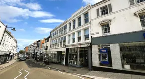 Cross Street Apartment - Image 3