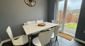 3 bedroom hse with parking & garden sleeps 5 - Image 3