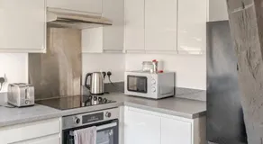 2-Bed Apartment with Sofa Bed, Sleeps up to 6, Perfect for Groups & Familie - Image 3