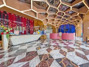 Pinnacle Art Hotel - Image 2