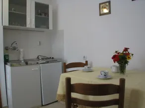Comfy Apartment in Jezera with Garden - Image 3