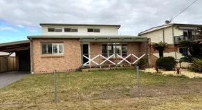 3BR house with parking & AC, 15 mins walk to wharf - Image 5