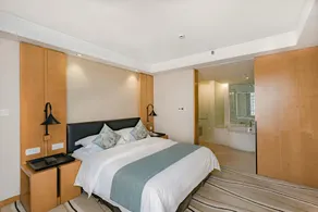 New Century Pujiang Hotel - Image 4