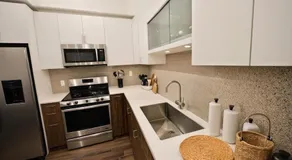 Stylish Venice Escape Near the Marina & Beachfront - Image 5
