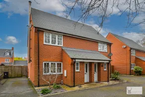 Stylish 3-Bedroom Home with Parking - Image 4