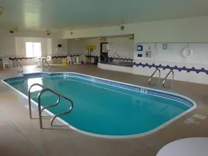 Syracuse Inn and Suites - Image 4