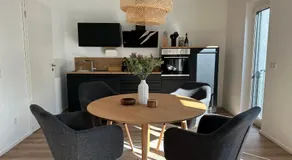Ferienwohnung-Parkplatz-Balkon-Küche-SmartTV-Waschtrockner - Image 2