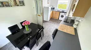 House number 8 sleeps up to 4 People with Smart TVs in Every Room - Image 5