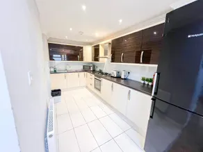 Upscale & Sleek  4BR with Garden in Brondesbury - Image 4
