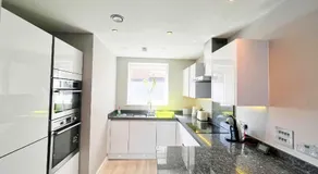 Deluxe Apartment near Cabot Circus w Parking sleeps 5 - Image 4