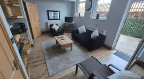Spacious 2 bed appartment next to BAE with spa bath - Image 2