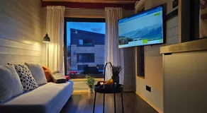 Bohnapartments-HoimBracht Eggenthal-Tiny Houses-Parkplatz-mit Hund - Image 2