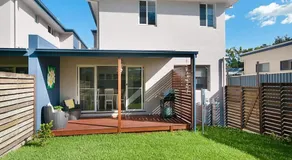 LUXURY TOWNHOUSE! Walking distance to everything! - Image 4