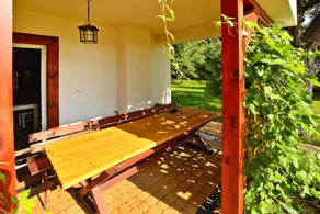 Large holiday home with a beautiful garden - Image 5