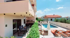 Apartment Rose Garden - Image 4