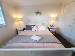 Sydney Meets Miranda, Comfy 4 Bedrooms Corner House - Image 5