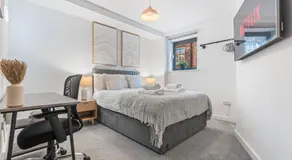 2BR City Centre Flat - Juliette Balcony - Sleeps 6 - Image 3