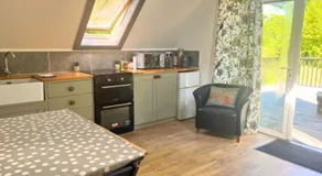 Peaceful Three Bed Country Apartment - Image 2