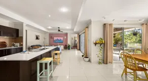 Hinterland Retreat 5 bedrooms, pool & hot tub - Image 3