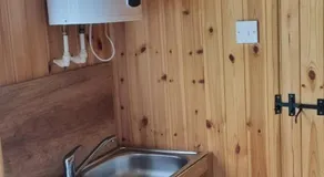 Delightful Shepherd's Hut set in peaceful meadow - Image 2