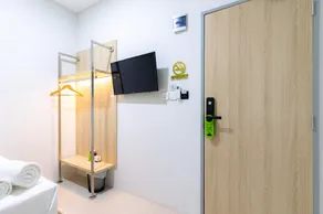 Urbanview Hotel R House Batam by RedDoorz - Image 3