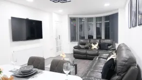 ETIHCITY - 3 Bedroom Semi - Free Parking near Etihad Stadium, Tourist attractions, Manchester City Centre, Transport and Motorway Links next to McDonald's - Sky n Netflix - Image 2