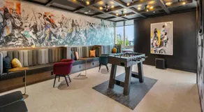 Upscale Midtown Retreat , Free Parking & Close to Mercedes-Benz - Image 4