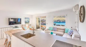 Appartement de vacances entièrement équipé avec terrasse et piscine | Vue mer | À côté de la plage - Image 4