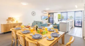 Florentine, 8 11 Columbia Close - opposite the beach with Air con and water views - Image 3