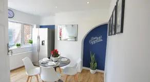 Aisiki Stays Apartments at Hillingdon, 3-Bedroom & 2-Bathroom, Pet-Friendly House with Garden, King or Twin Beds with Free WiFi and Parking Space - Image 4