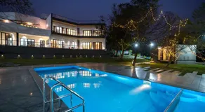 Earth Song by StayVista - Boasting an Open theatre, Games, Spacious lawn, Swimming pool & Conference room - Image 2