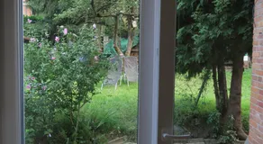 EN Homestay with private top floor, 3 bedrooms, bathroom, kitchenette, host stays downstairs with a cat and 2 small dogs --- CS Soukromé horní patro, 3 ložnice, koupelna, vařič, balkon - Přízemí sdílené s hostitelem, kočkou a 2 malými psy - Image 4