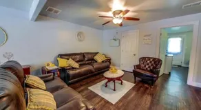Brighton Bungalow Historic Town Square Charm Near Memphis Sleeps 6 - Image 2