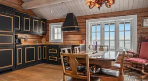Tømmerhytte i Valdres med panoramautsikt over fjellene - Image 3