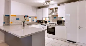 Charming 3BR Penthouse in Bishop's Stortford - Image 4