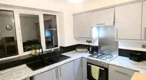 Spacious 4 Bed Maisonette close to Salford Quays and Manchester with Smart TVs and Netflix perfect for families and contractors - Image 5