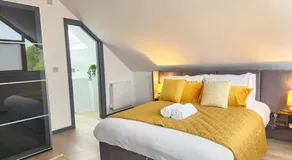 Luxury large 3-Bed Apartment with AC, Sleeps 8, Free Parking, Netflix, WiFi,120sqm size - Image 2