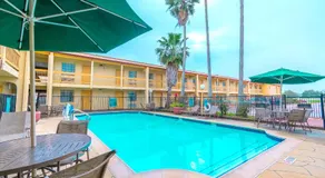 La Quinta Inn by Wyndham Clute Lake Jackson - Image 3