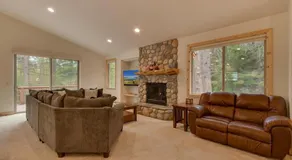 Lukins Lodge By The Lake Hot Tub - Image 4