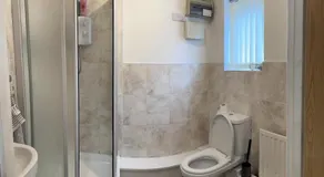Rooms 7 minutes from Etihad - Image 2