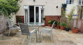 Private garden apartment with secure parking - Image 3