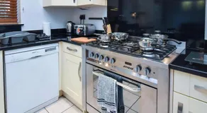 Bewdley House • 4 Bedroom 3 Bathroom • Balcony • Free Parking • Smart TVs • Yoko Property - Image 4
