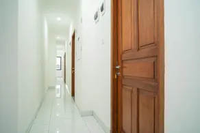 RedDoorz near Stasiun Senen - Image 3